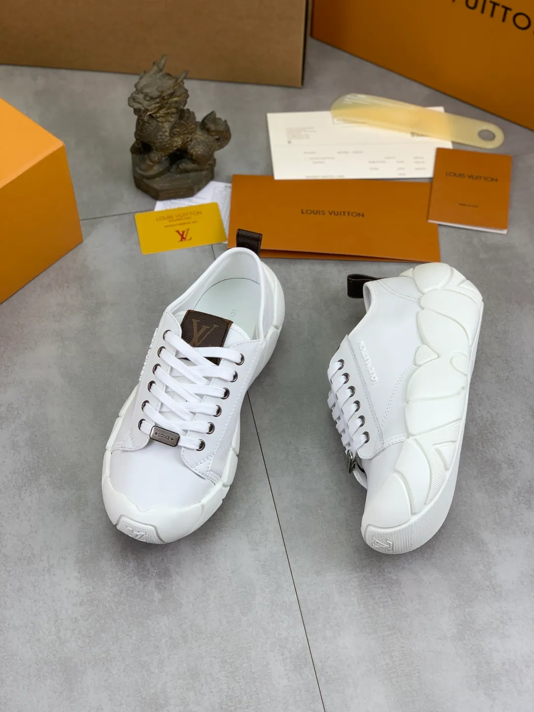 Men's men's shoes 💰P600 new style super hot 🔥 LV Bubble Bubble cloud shoes new casual sports shoes All stars have the same style. It's really good-looking and has a sense of technology and luxury. The shoe shape is smooth and not bulky, and small girls can easily handle it. TPU injection molded rice flower outsole, leather lining with breathable space mesh, molded cowhide feet, calfskin surface Code number: 35-40 (customized for 41 42) Color: black white silver